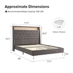 Lit capitonné élégant avec tête de lit comprenant des rangements et une veilleuse aux tons chauds.